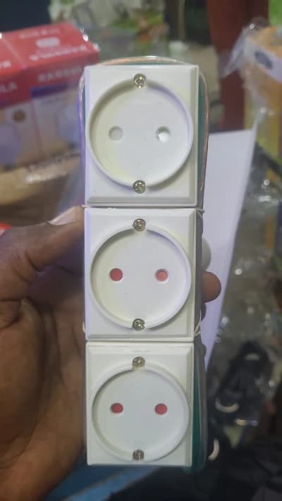 Bloc multiprise électrique blanc