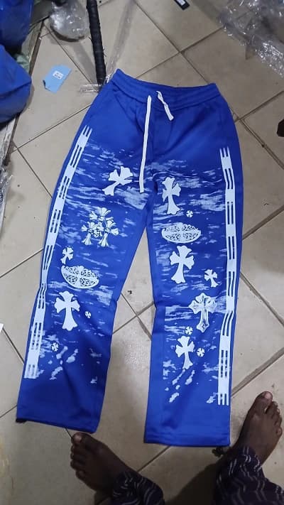 Pantalon de sport bleu imprimé