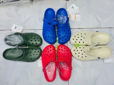 Chaussures en plastique trouées