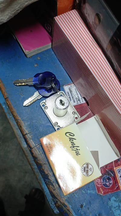 Serrure de porte avec clés
