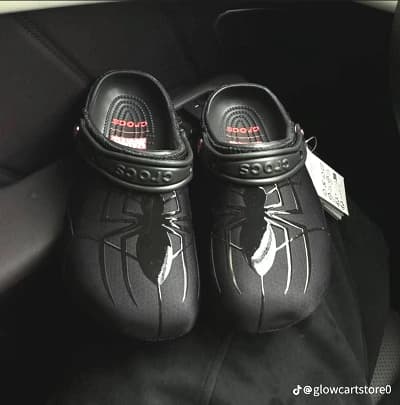 Chaussures en plastique trouées