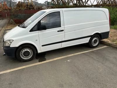 Fourgon utilitaire blanc