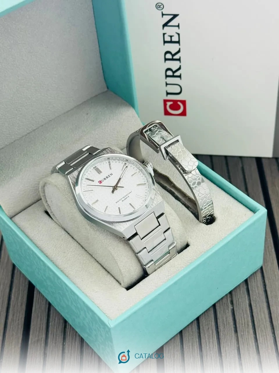 Montre bracelet argentée dans sa boîte