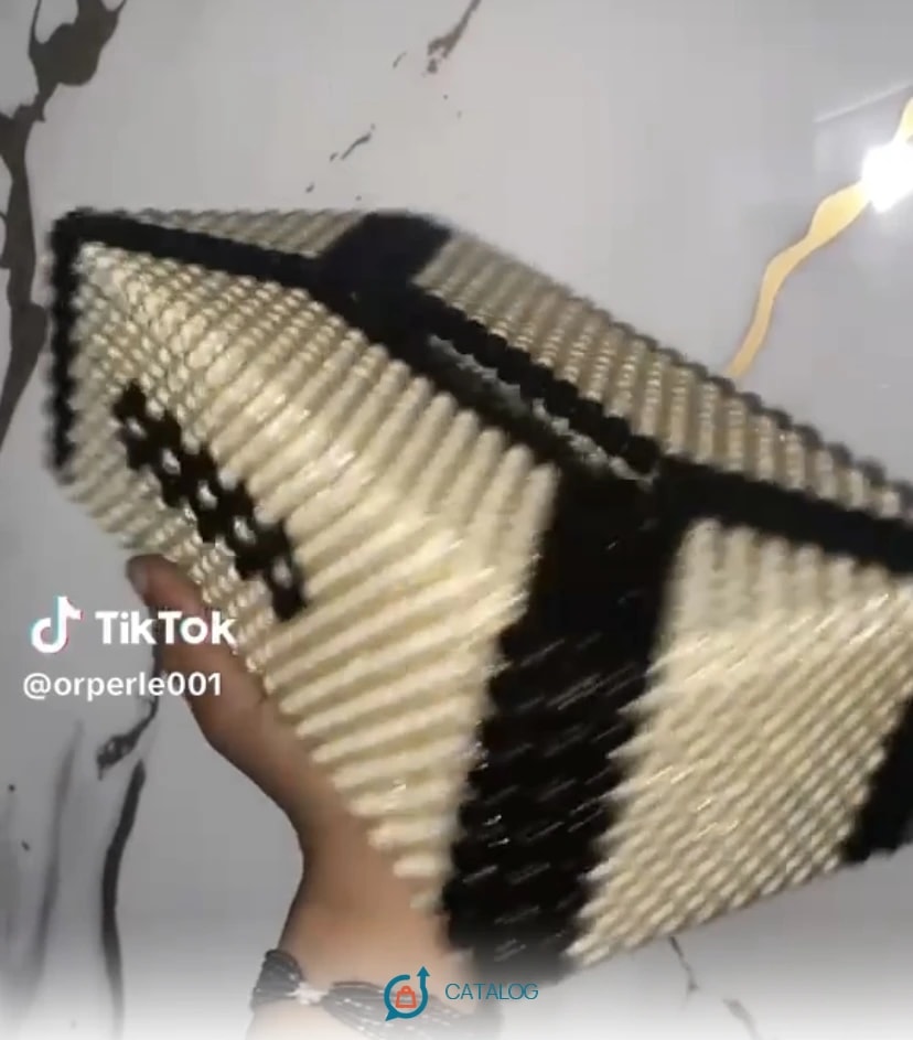 Panier tressé noir et blanc