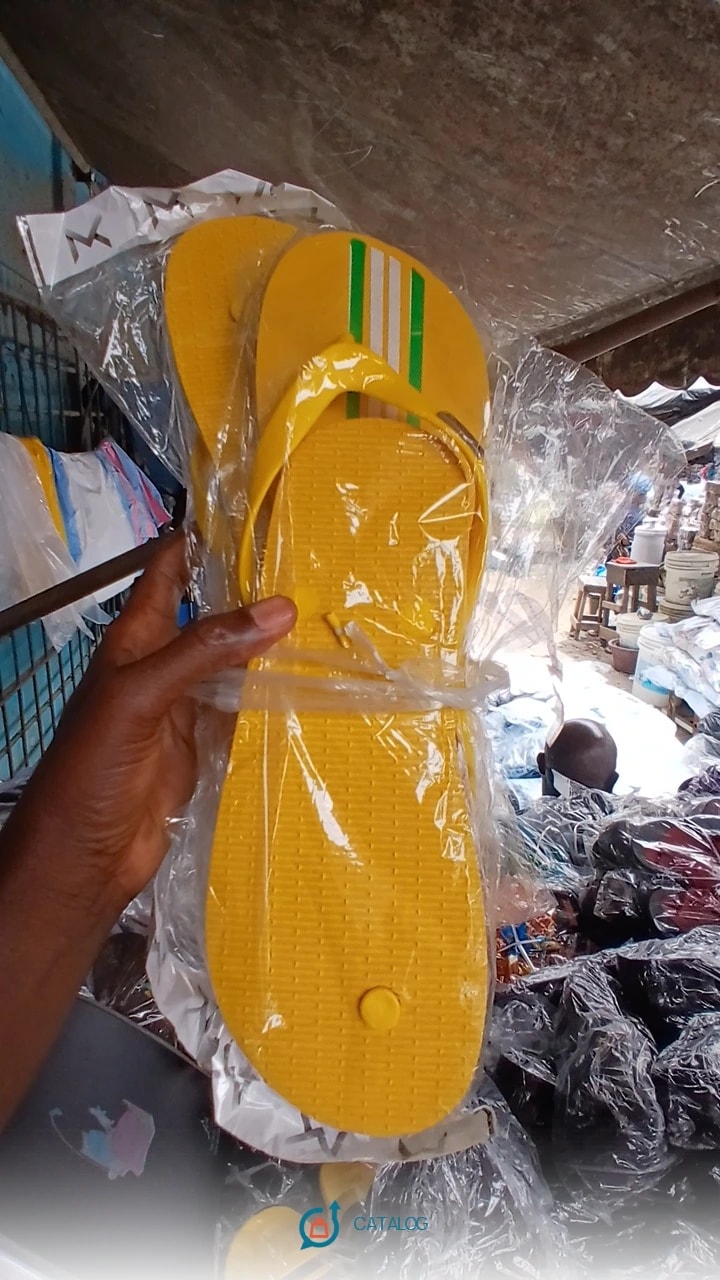 Sandales à lanières jaunes
