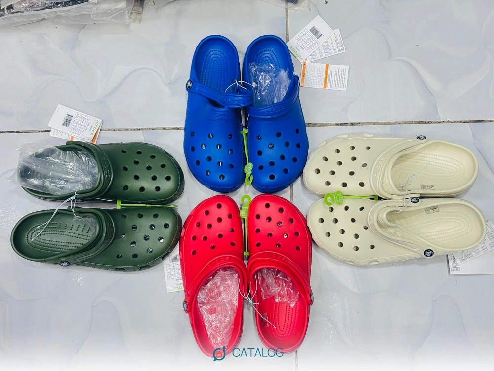 Chaussures en plastique trouées