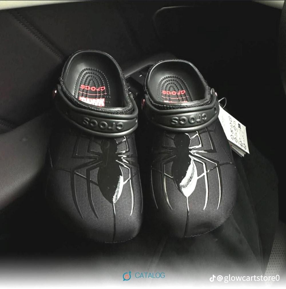 Chaussures en plastique trouées