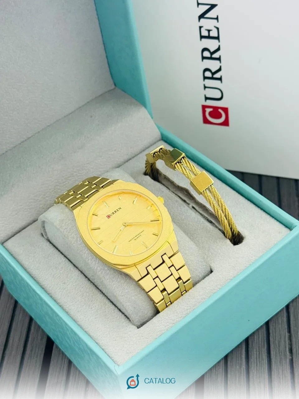 Montre et bracelet dorés