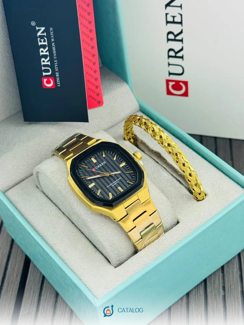 Montre dorée avec bracelet assorti