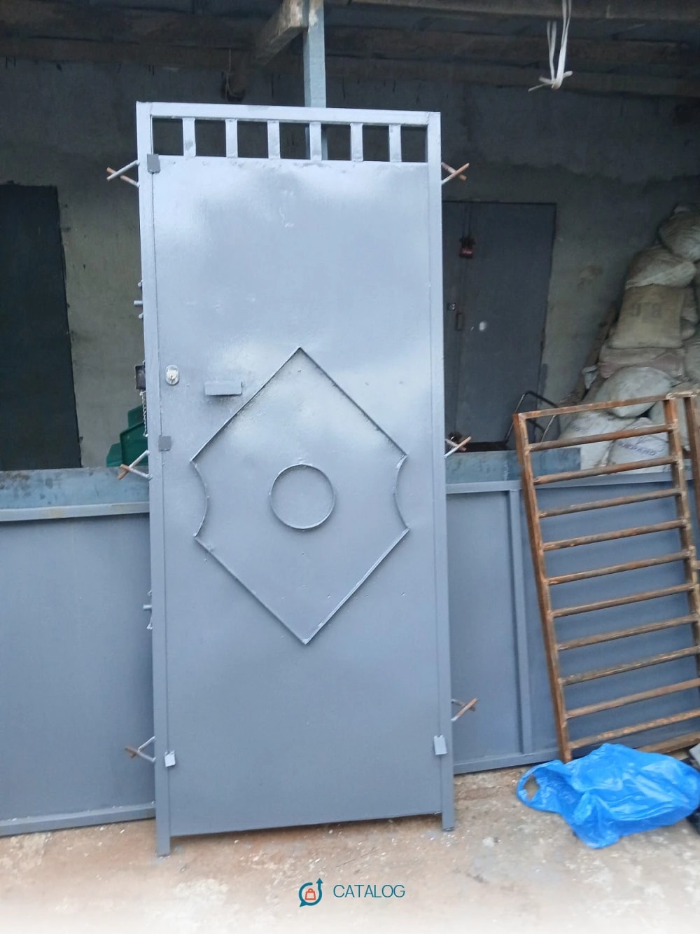 Porte en tôle grise