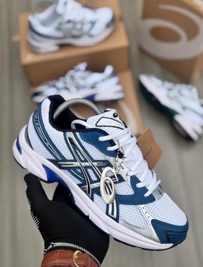 Baskets de sport blanc et bleu