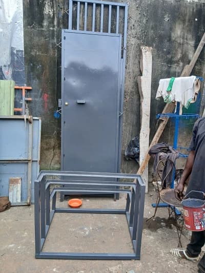 Porte en fer gris