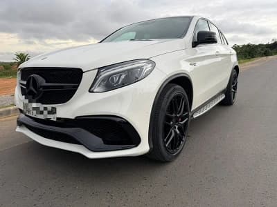 SUV blanc Mercedes-Benz GLE