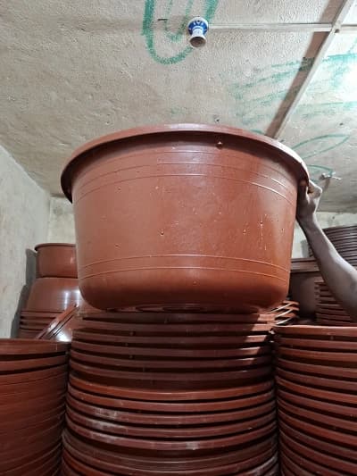 Grande cuvette en plastique marron